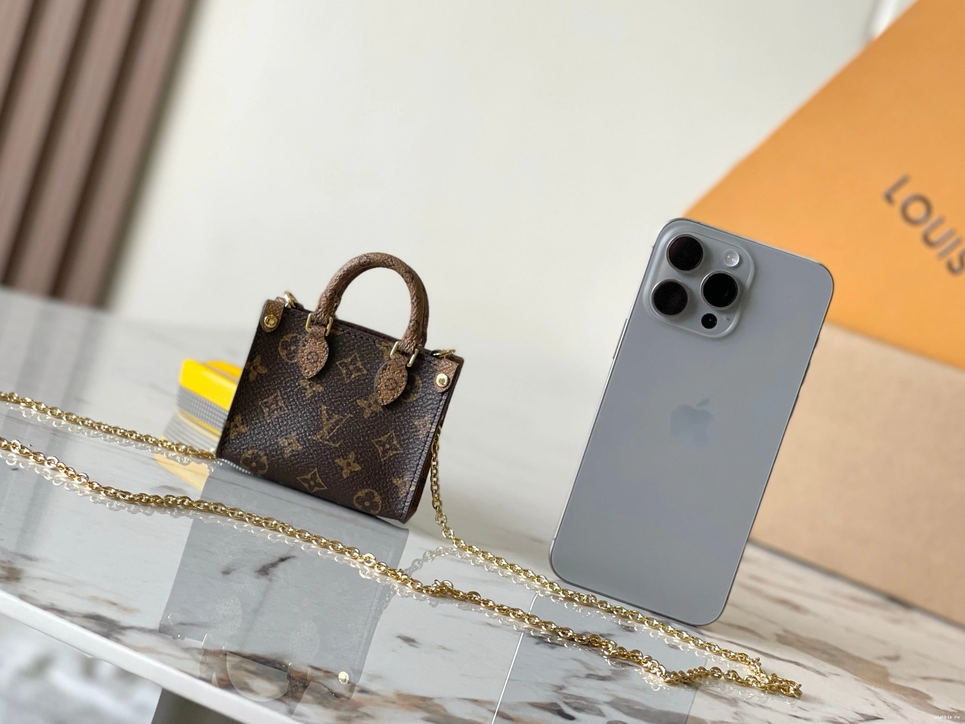 WIS LOUIS MICRO-8.5*3.5*10.5CM VUITTON ONTHEGO 0116